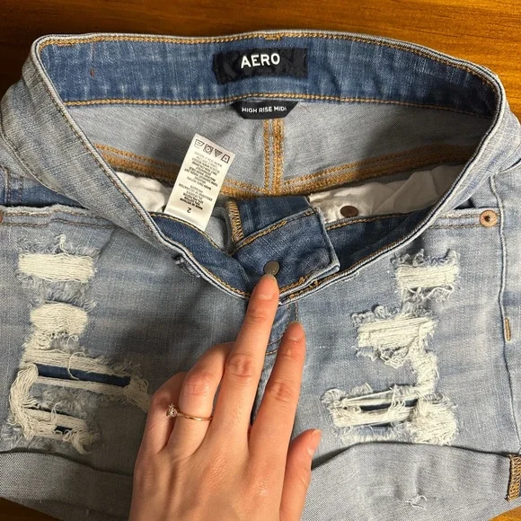 Aero High Rise Midi Light Wash Destroyed Jean Shorts Size 2 NWOT - Picture 3 of 3